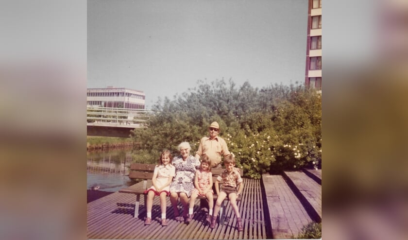 De auteur (rechts vooraan) als kind bij zijn grootouders in Veenendaal. 
