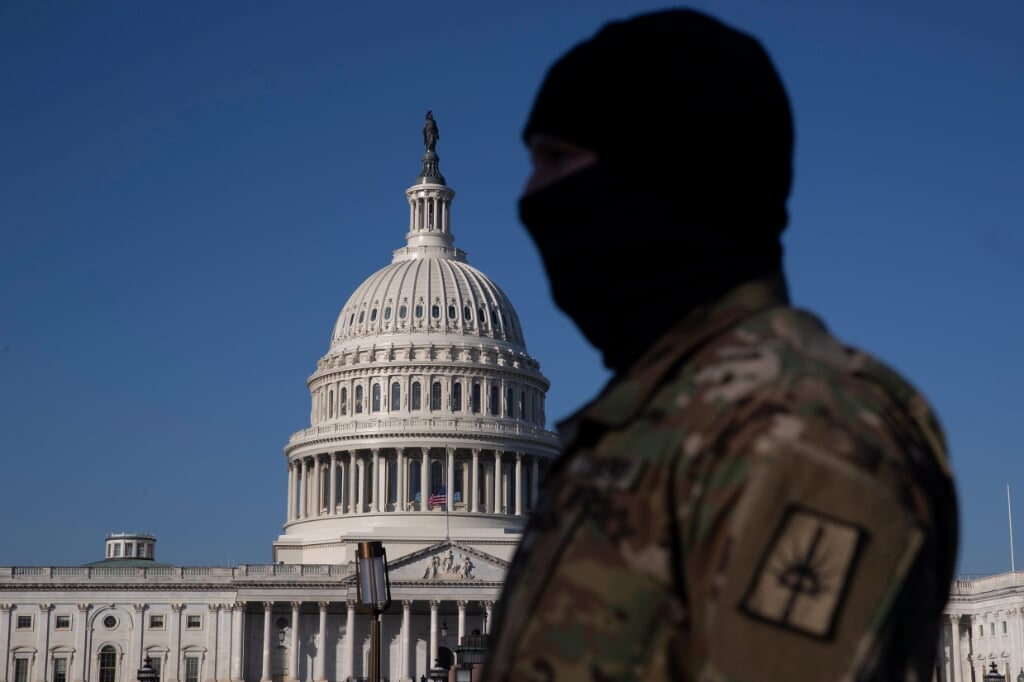 2021-01-12 09:35:43 epa08933147 A member of the US National Guard stands on the grounds of the East Front of the US Capitol in Washington, DC, USA, 12 January 2021. At least ten thousand troops of the National Guard will be deployed in Washington by the end of the week, with the possibility of five thousand more, to help secure the Capitol area ahead of more potentially violent unrest in the days leading up to the Inauguration of US President-elect Biden. Democrats are attempting to impeach incumbent US President Trump after he incited a mob of his supporters to riot on the US Capitol in an attempt to thwart Congress from certifying Biden's election victory. EPA/MICHAEL REYNOLDS (beeld Epa/michael Reynolds)