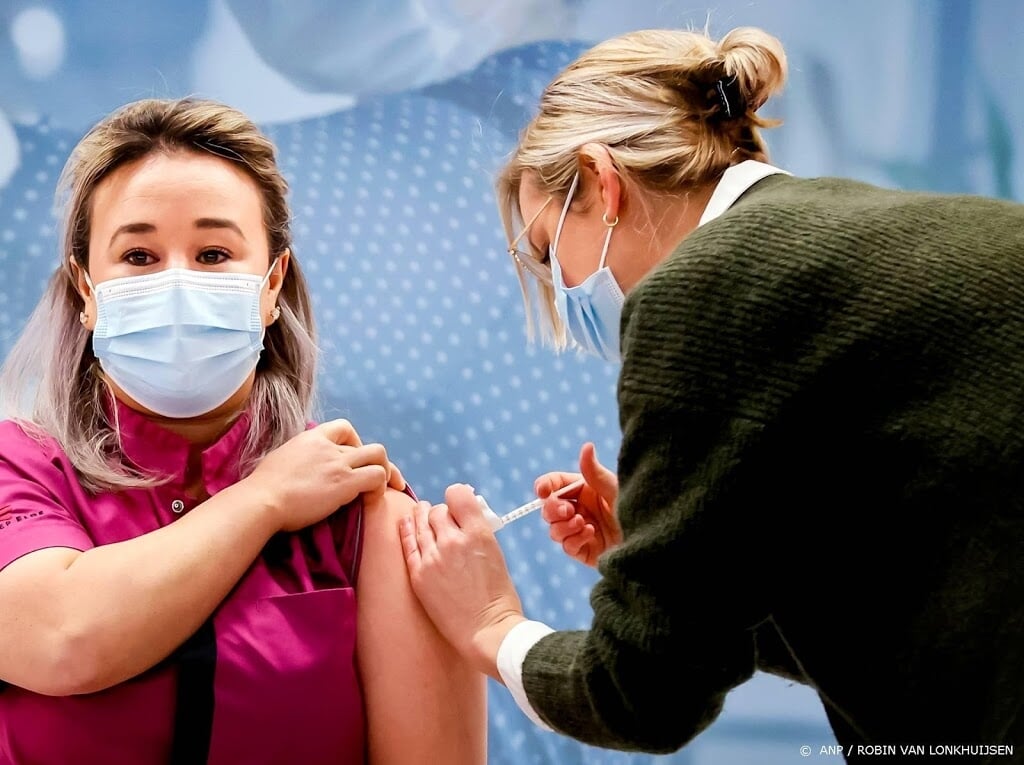 2021-01-06 08:44:02 VEGHEL - Sanna Elkadiri, medewerkster van verpleeghuis Het Wereldhuis, krijgt het eerste vaccin. Verleners van acute zorg, zoals ambulancepersoneel en IC-medewerkers worden in diverse ziekenhuizen geprikt tegen het coronavirus. ANP ROBIN VAN LONKHUIJSEN (beeld anp)