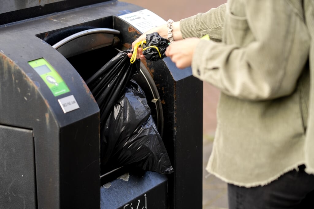 In de gemeente Leeuwarden staan sinds kort zelfpersende afvalcontainers. Die hoeven minder vaak geleegd te worden.  (beeld anp / Sander Koning)
