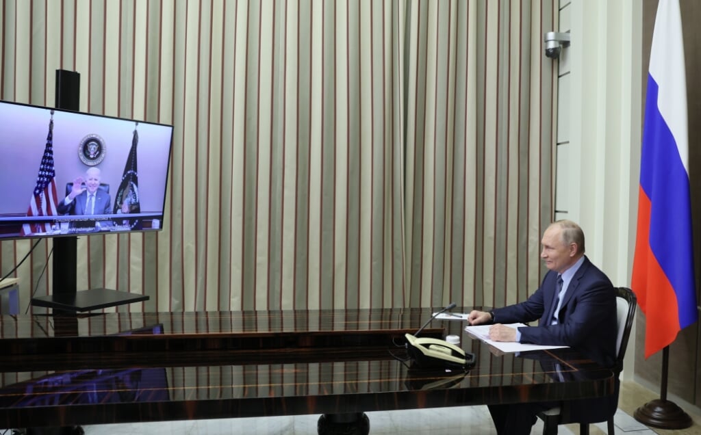2021-12-07 19:12:40 epa09627523 Russian President Vladimir Putin holds talks with US President Joe Biden via videoconference at the Bocharov Ruchei residence in Sochi, Russia, 07 December 2021.  EPA/MIKHAEL METZEL / SPUTNIK / KREMLIN POOL MANDATORY CREDIT  (beeld Epa/mikhael Metzel / Sputnik / Kremlin Pool Mandatory Credit)