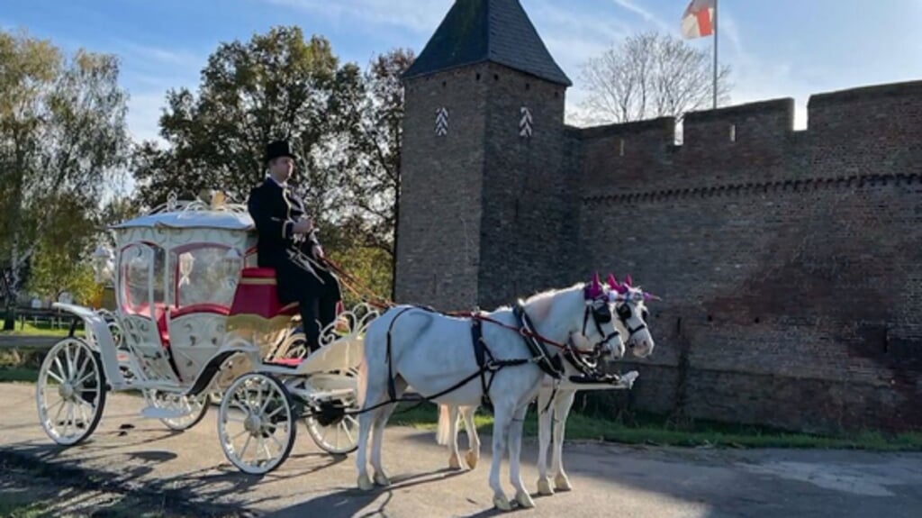 De vijfjarige Romy, die leukemie heeft, mocht een dag prinses zijn op het kasteel van Doornenburg.  (beeld omroep gelderland)