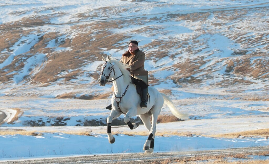2019-10-16 03:00:35 (FILES) This undated file picture released by Korean Central News Agency on October 16, 2019 shows North Korean leader Kim Jong Un riding a white horse amongst the first snow at Mount Paektu. From the youthful party functionary to the leader riding a horse through mountain snows, North Korea has sought to portray Kim Jong Un as increasingly both authoritative and popular over his decade in power.
STR / KCNA VIA KNS / AFP (beeld From the Youthful Party Functionary to the Leader Riding a Horse Through Mountain Snows, North Korea has Sought to Portray kim Jong un as Increasingly Both Authoritative and Popular Over his Decade in Power.
str / Kcna via kns / afp)