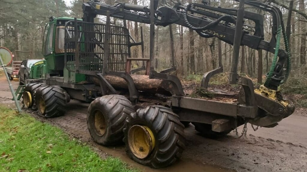 De banden van een zogeheten 'Forwarder' zijn lek gestoken na een omstreden bomenkap in het Norger bos in Drenthe. (beeld rtv drenthe)