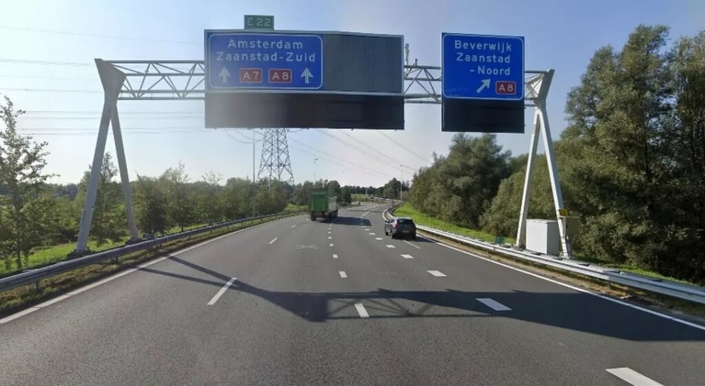 In 2017 vonden er acht incidenten plaats in de gevaarlijke bocht van de A7 bij Zaandam, vorig jaar maar liefst 43. (beeld nh nieuws / streetview)