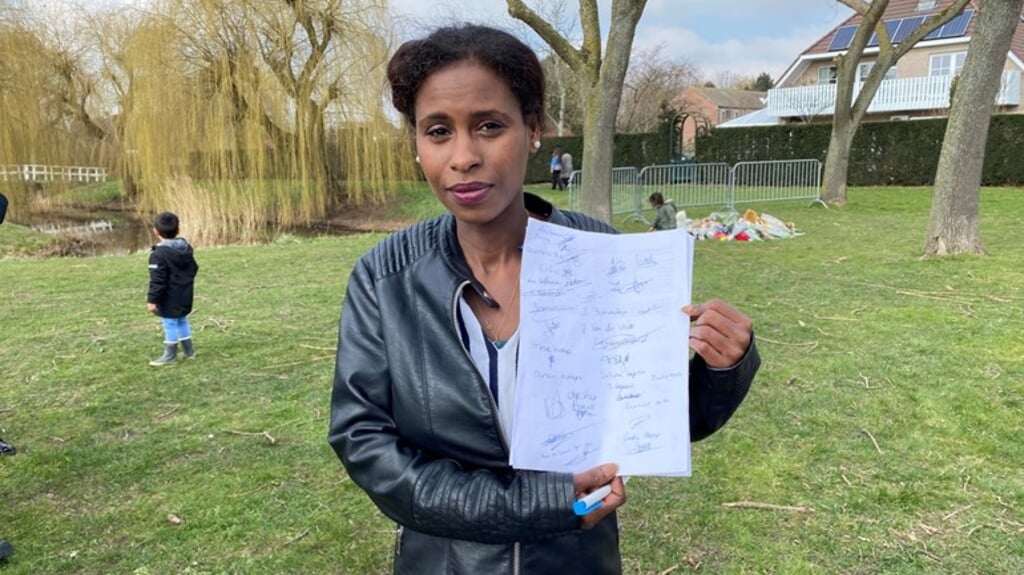 Christine Ahmed is een van de ondertekenaars van een petitie in het Zeeuwse Sas van Gent. De buurt wil af van een vijver in de wijk.  (beeld omroep zeeland)