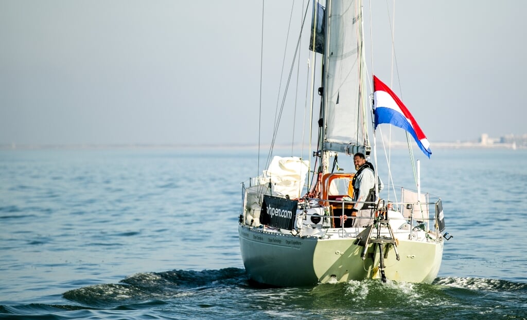 Zeezeiler Mark Slats voor de kust van Scheveningen. Na een solo zeilrace rond de wereld zette hij in februari 2019 na 214 dagen weer voet op Nederlandse bodem. (beeld anp / Remko de Waal)