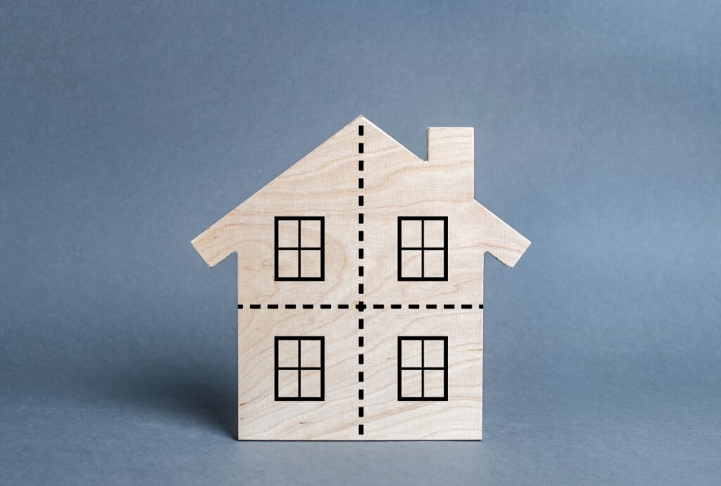 Residential building divided by a dotted line into four equal parts. Divorce concept. Disputes over division process of real estate and property after divorce. Distribution of the right (beeld iStockphoto)