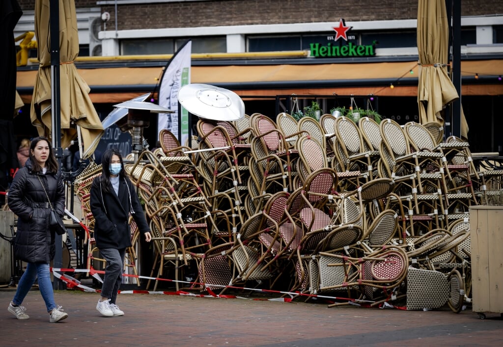 2021-04-11 13:40:36 ROTTERDAM - Stoelen en tafels van een terras staan nog opgestapeld op de Binnenrotte. Horeca maakt zich op voor een verantwoorde heropening, maar door toenemende druk op de zorg is versoepeling van de coronaregels twijfelachtig. ANP ROBIN VAN LONKHUIJSEN (beeld anp / Robin van Lonkhuijsen)
