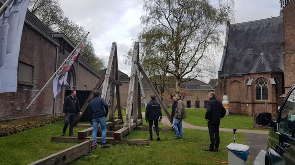 Leden van de Groep Domheid bij de trebuchet, vlak voordat de katapult werd verplaatst naar het museum. (beeld rtv oost)