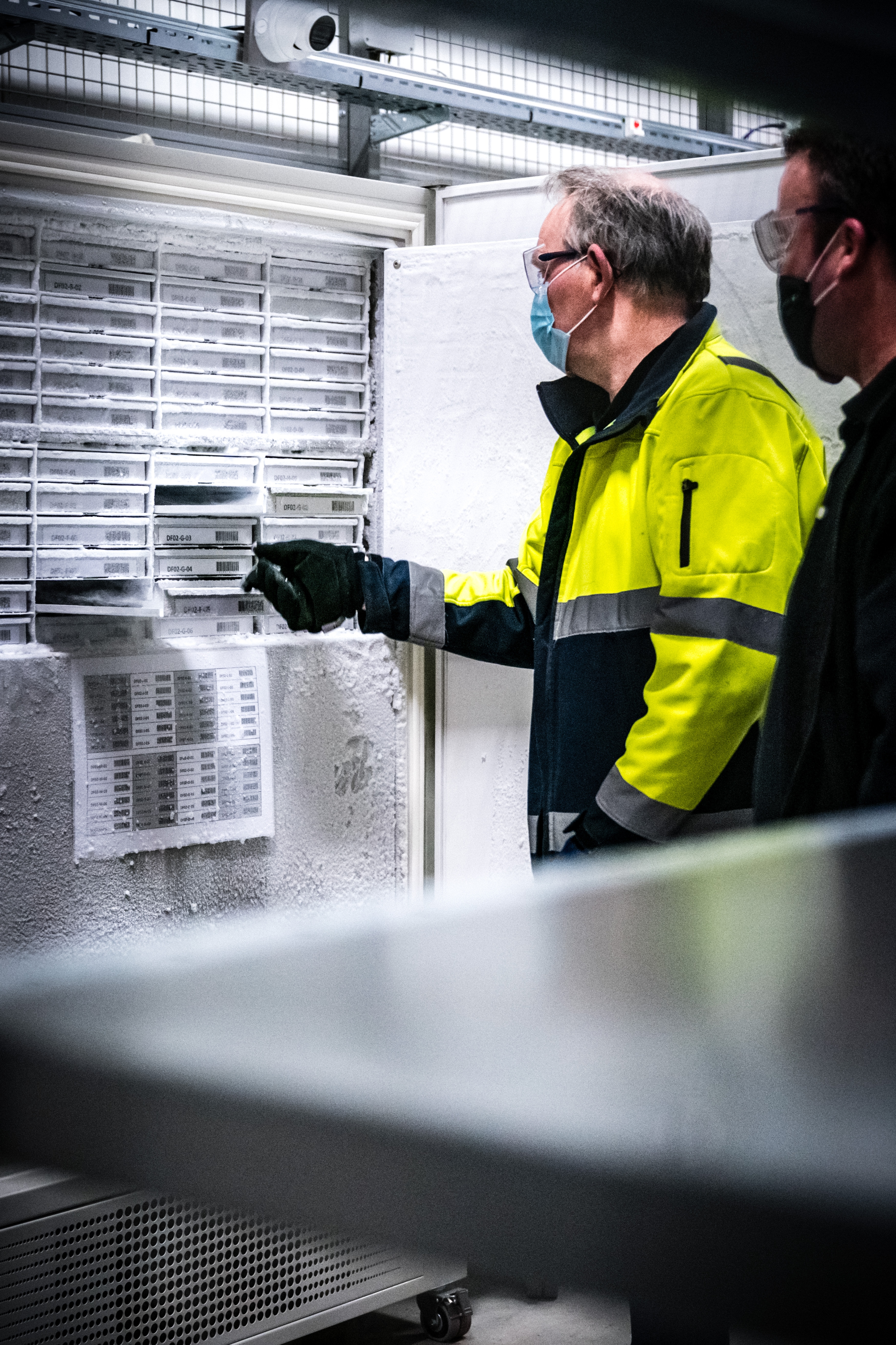 2021-04-06 05:29:00 OSS - Koelcellen met coronavaccins van Pfizer/BionTech bij Movianto. Het Brabantse bedrijf draagt in Nederland de logistieke verantwoordelijkheid voor de opslag en het transport van diverse coronavaccins en bijbehorende medische hulpmiddelen. ANP ROB ENGELAAR