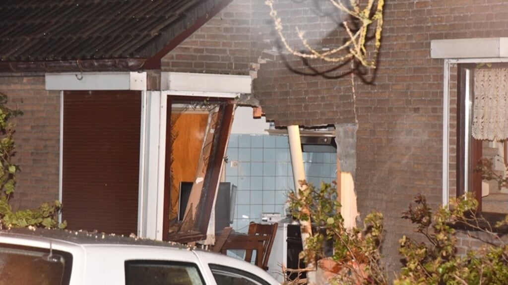 Bij deze woning in Zeeland reed maandagavond een auto naar binnen. Het huis is tijdelijk onbewoonbaar. (beeld omroep zeeland)