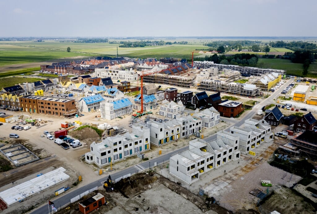 2021-06-09 15:35:33 AMERSFOORT - Dronefoto van een nieuwbouwproject in Vathorst. Volgens een rapport van het Economisch Instituut voor de Bouw (EIB) zullen gemeenten komende jaren ook woningen moeten bouwen in gebieden die nu nog groen zijn. ANP SEM VAN DER WAL (beeld anp / sem van der wal)