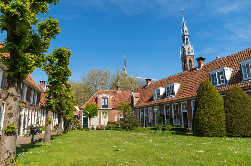 Old almshouses around a small, public courtyard (Sint Anthony Gasthuis) in the Dutch city of Groningen. Netherlands (beeld istock)