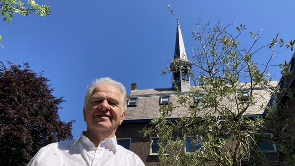 Het kruis en de haan van de kerk in Sluiskil staan scheef doordat er een kraan tegenaan kwam. Meerten Dallinga heeft veel telefoontjes gehad. (beeld omroep zeeland)