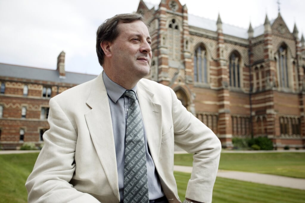Alister McGrath, Professor of Historical Theology, in the grounds of Keble College, Oxford. The chapel is in the background. (beeld Andrew Fox)