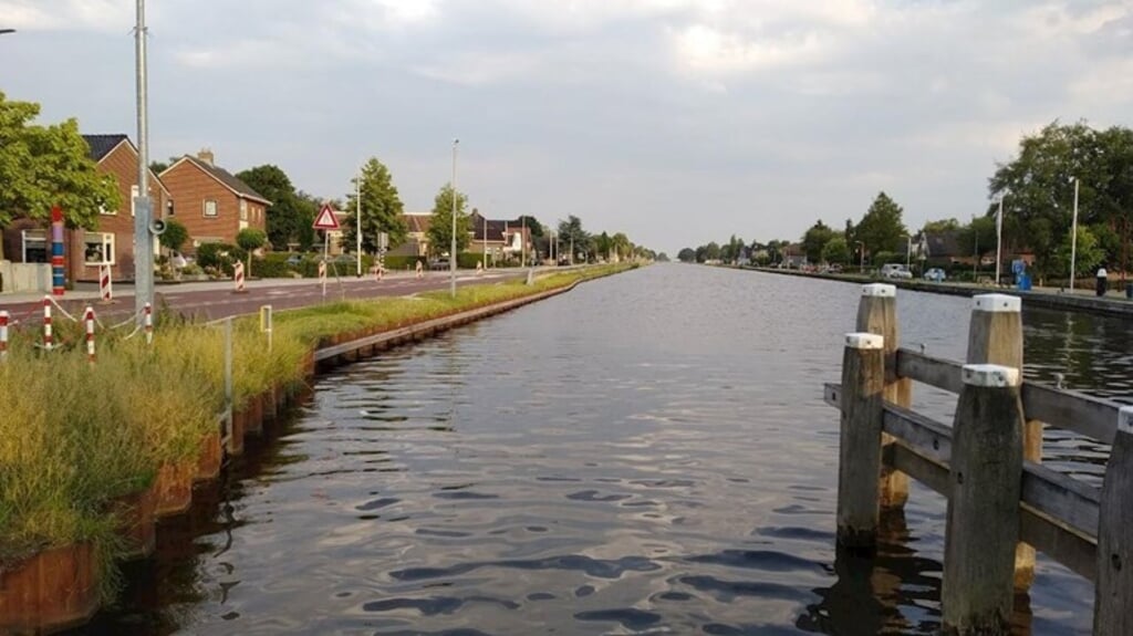 Een deel van de straat langs het kanaal Almelo-De Haandrik is dicht wegens zwakke oevers. Omwonenden vroegen daar al eerder om. (beeld rtv oost)