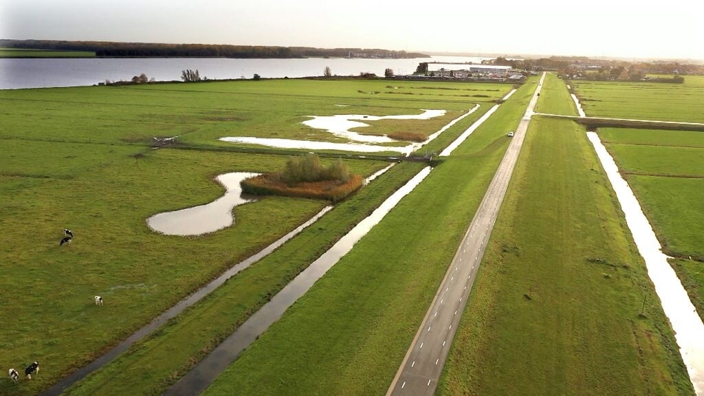 De Westdijk in Bunschoten-Spakenburg, waarbij jaren terug vervuilde grond werd gebruikt voor het ophogen van de dijk. (beeld rtv utrecht)