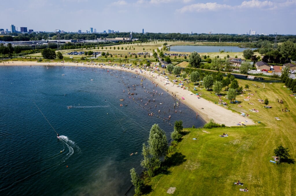 2021-06-16 18:18:18 NIEUWEGEIN - Dronefoto van strandgangers bij Plas Laagraven. Het tropisch warme weer trekt badgasten naar de stranden toe. ANP SEM VAN DER WAL (beeld anp / sem van der wal)