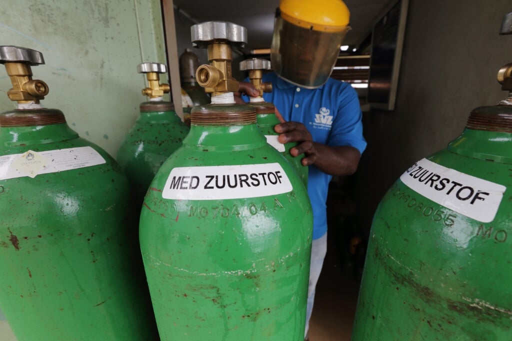2021-05-30 10:13:26 PARAMARIBO - Zuurstofaanvoer bij het St. Vincentius Ziekenhuis. In Suriname is een totale lockdown afgekondigd. Voor de ziekenhuizen geldt code zwart, voor Suriname als land code paars, de hoogste risiconiveaus. ANP RANU ABHELAKH (beeld anp / Ranu Abhelakh)