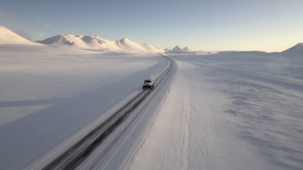 Realityreeks waarin Tom Waes naar unieke plekken in Europa trekt die de doorsneetoerist liever links laat liggen. - In IJsland reist Tom naar Mjoifjordur, een piepklein dorpje in de Oostfjorden, ver weg van de bewoonde wereld. Er wonen 11 mensen en door de sneeuw is de weg ernaartoe 8 maanden per jaar zo goed als onberijdbaar. En dat ondervindt Tom aan den lijve. (beeld nd)