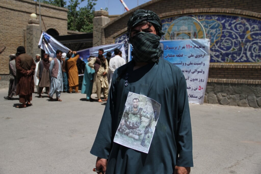 2021-06-17 11:35:46 epa09278987 Relatives of the Afghan Army soldiers, who are trapped in Obde district of Herat while fighting against Taliban militants, protest to demand the government evacuate the injured soldiers, in Herat, Afghanistan, 17 June 2021. Afghan authorities said they are in the process to arrange the evacuation of Army soldiers from the restive district soon. There has been a particularly bloody spike in violence in the country in recent weeks, following the start of the withdrawal of US troops from the country, a process due to be complete by September 11. EPA/JALIL REZAYEE (beeld Epa/jalil Rezayee)