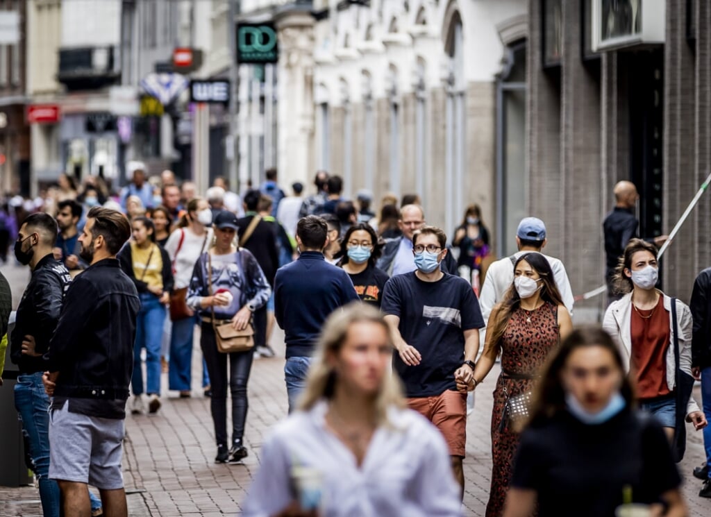 2021-06-19 11:47:45 AMSTERDAM - Winkelend publiek met een mondkapje. Het kabinet heeft tijdens de persconferentie besloten dat de mondkapjesplicht vanaf 26 juni vervalt. Mensen hoeven dan geen mondkapjes meer te dragen, behalve in het openbaar vervoer en op het vliegveld. Deze maatregel maakt onderdeel uit van het nieuwe pakket aan versoepelingen door de dalende besmettingscijfers. ANP REMKO DE WAAL (beeld anp / Remko de Waal)