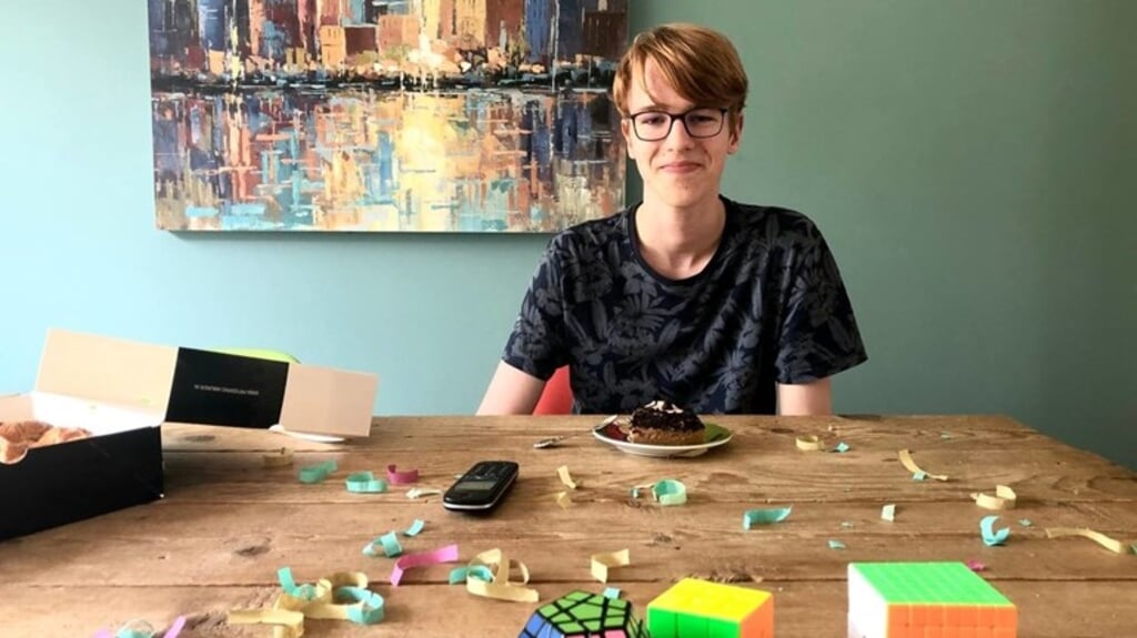 Bij vierdeklasser Daan de Groot uit Assen kon vorige week ook de vlag uit: hij is geslaagd voor het examen wiskunde met een 9,5 als eindcijfer. (beeld rtv drenthe)