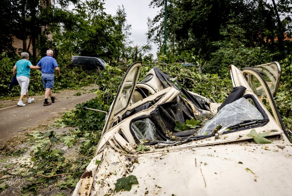 epa09285113 A view showing a car that was badly damaged by a fallen tree, a day after the violent storm in Leersum, the Netherlands, 19 June 2021. Eight people in Leersum were injured by the storm. EPA/SEM VAN DER WAL (beeld Hollandse Hoogte / EPA)