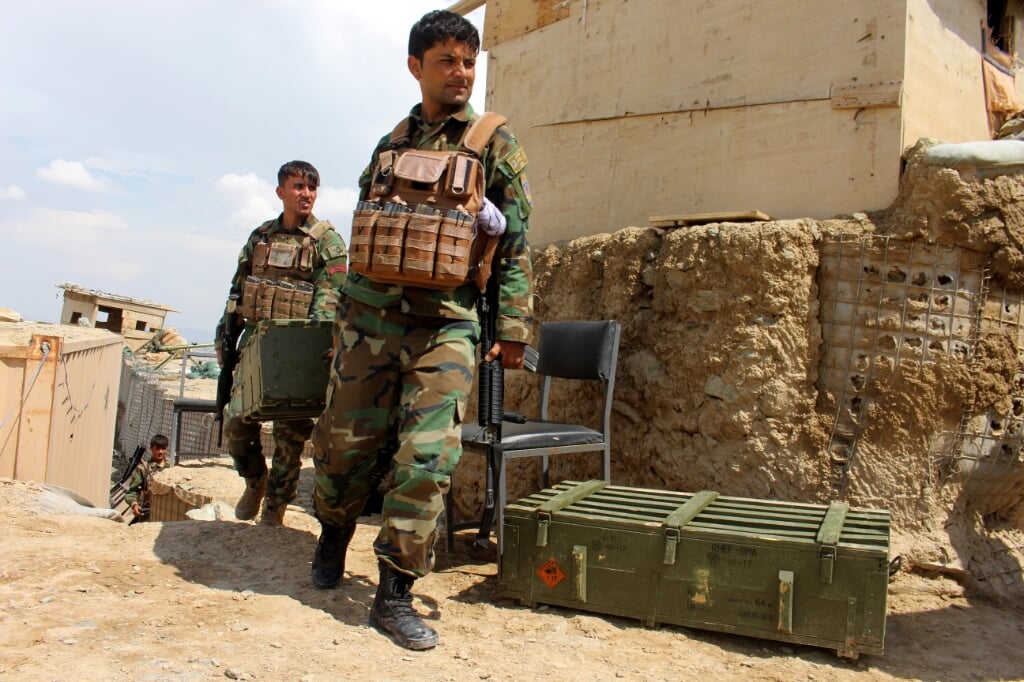 2021-05-02 13:41:08 epa09173904 Afghan soldiers prepare for an operation to recapture the military base that Taliban have overrun, in Arezo village, Ghazni, Afghanistan, 02 May 2021. Taliban overrun an Army Army base and captured troops on 30 April as US troops begun the process to leave the country. General Scott Miller, commander of the US forces in Afghanistan, on 25 April warned of a tragedy if the Taliban returned to violence instead of sticking to the ongoing peace process. EPA/SAYED MUSTAFA (beeld Epa/sayed Mustafa)