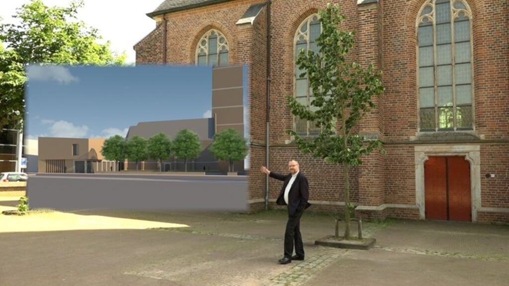 Pastoor Hans Pauw toont hoe de aanbouw aan de kerk die de parochie wil realiseren eruit moet komen te zien. Op het plan komt kritiek. (beeld omroep gelderland)
