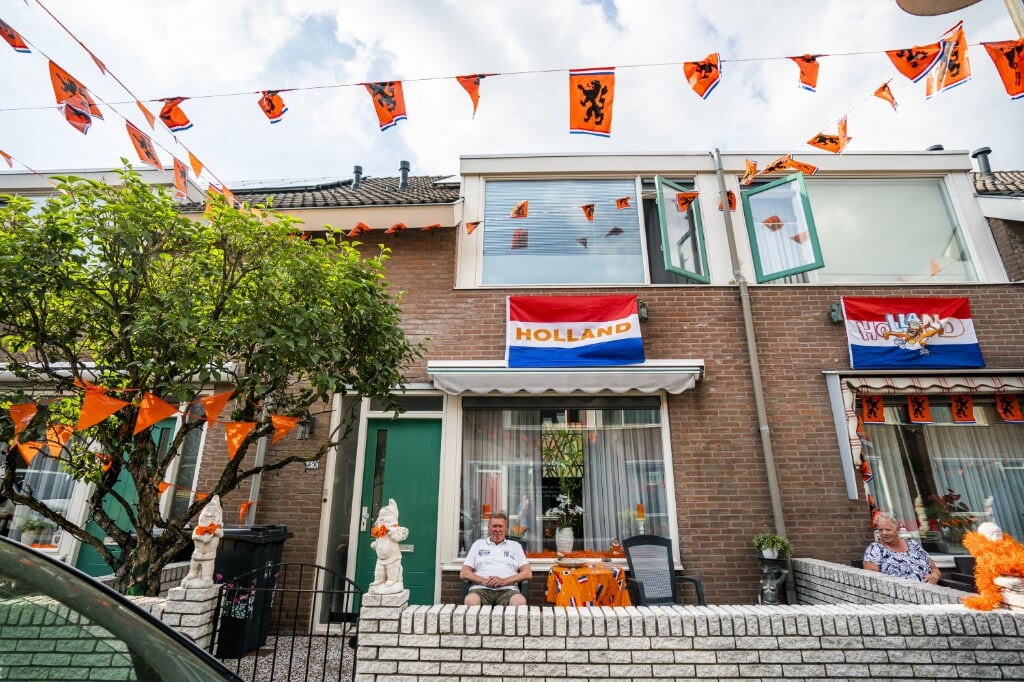 Een huis in Utrecht is met oranje vlaggetjes versierd. Bij oma Francien is alles zwart-geel-rood. (beeld anp / Jeroen Jumelet)