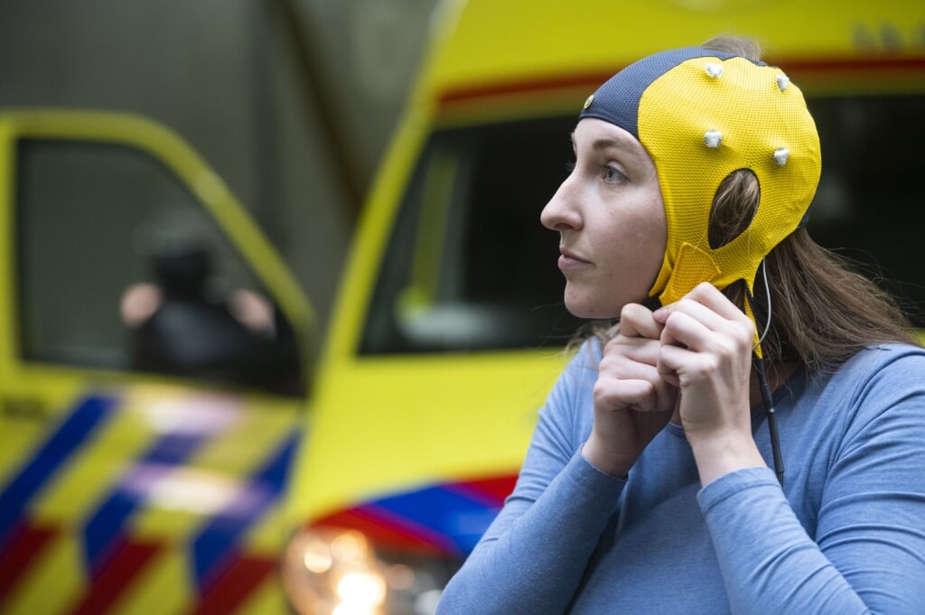 2020-08-24 14:05:50 AMSTERDAM - Onderzoeker Laura van Meenen van Amsterdam UMC test bij Ambulance Amsterdam een mobiel EEG-apparaat met droge elektroden, waarmee bij een patient al in de ambulance kan worden gezien of er sprake is van een herseninfarct. De Badmuts, zoals het apparaat wordt genoemd, is een uitvinding van neuroloog dr. Jonathan Coutinho van Amsterdam UMC. ANP EVERT ELZINGA (beeld anp / Evert Elzinga)