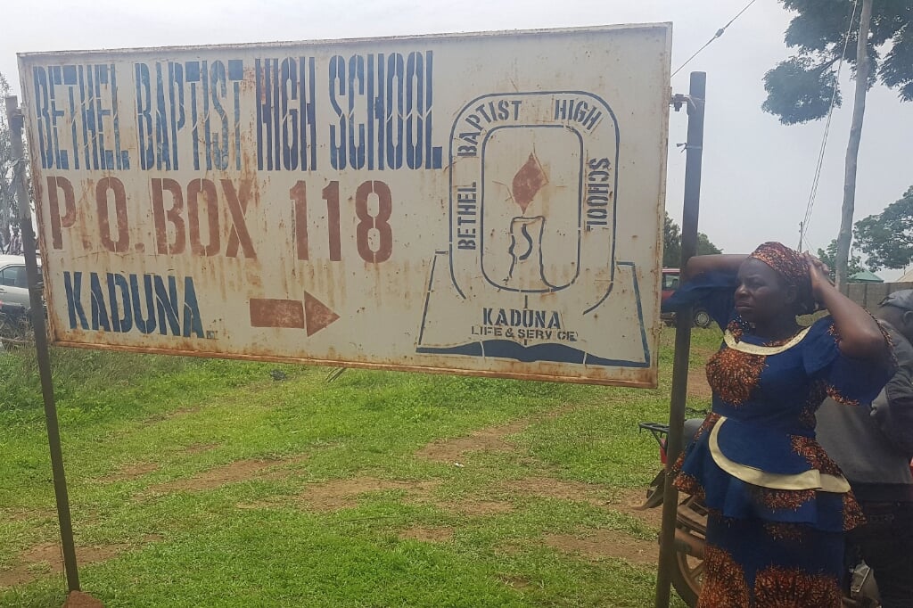 2021-07-05 13:33:47 Parents stand beside signpost of Bethel Baptist School where 140 boarding students were kidnapped by bandits in Kaduna, northwestern Nigeria, on July 5, 2021. Gunmen kidnapped 140 students from a boarding school in northwestern Nigeria on Monday, a school official said, the latest in a wave of mass abductions targetting schoolchildren and students. Kehinde Gbenga / AFP (beeld Kehinde Gbenga / afp)