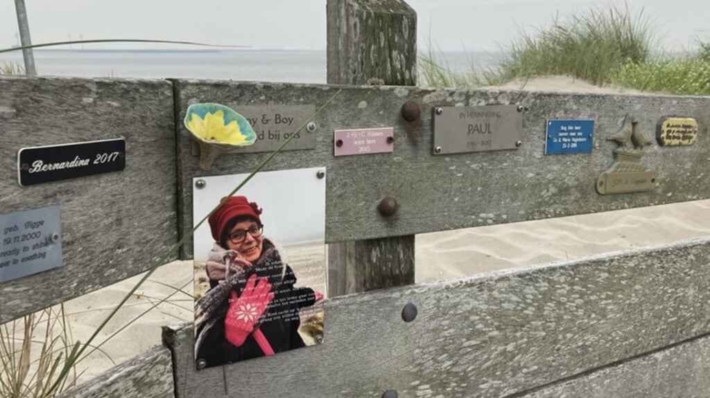 Naast plaatjes met namen en teksten, komen er ineens steeds meer foto's bij op de spontane gedenkplek in Westenschouwen. (beeld omroep zeeland)