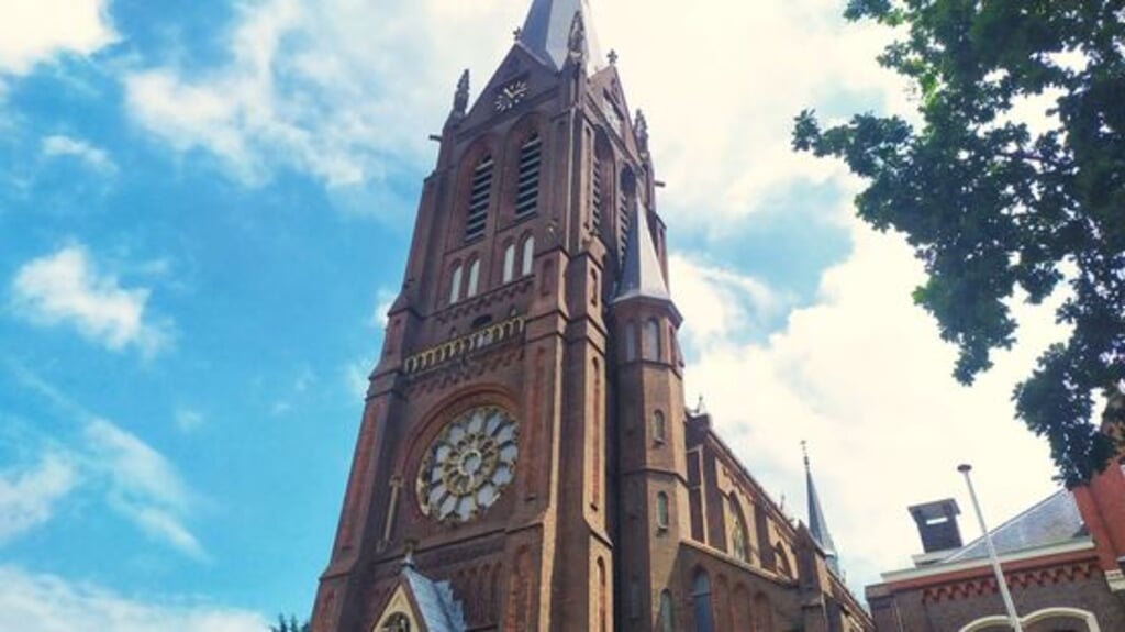 De St. Martinuskerk stelde de klokken zachter af, waarna er een petitie kwam om het geluid terug te zetten. Nu zijn er echter weer klachten. (beeld Omroep West)