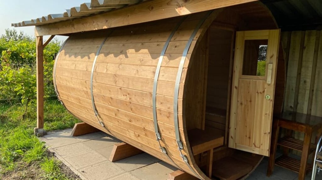 Wijnliefhebbers kunnen overnachten in een van de tien wijnvaten in Simonshaven. De vaten zijn nieuw, dus er hangt geen wijnlucht. (beeld rtv rijnmond)