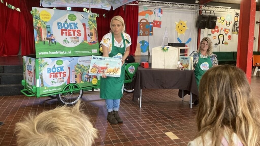 Bibliotheek Oosterschelde gaat met een bakfiets vol boeken langs de camping, om kinderen plezier aan het lezen van een boek te geven. (beeld omroep zeeland)