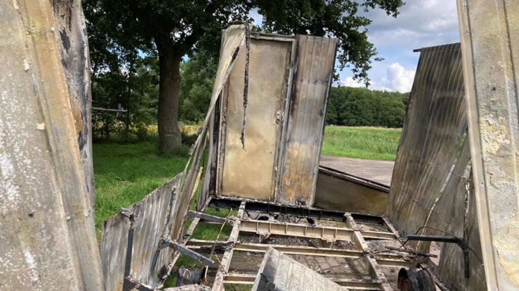 Van de keet die de vrijwilligers van Staatsbosbeheer gebruiken om hun materialen in op te slaan is na een brand weinig meer over. (beeld rtv drenthe)