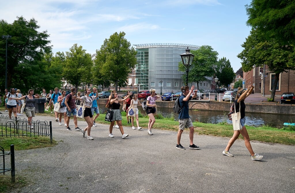 LEIDEN - Studenten tijdens een stadswandeling. Universiteit Leiden heeft vanwege het coronavirus een aangepast programma opgesteld voor de nieuwe studenten tijdens de introductieweek. ANP PHIL NIJHUIS (beeld Phil Nijhuis)