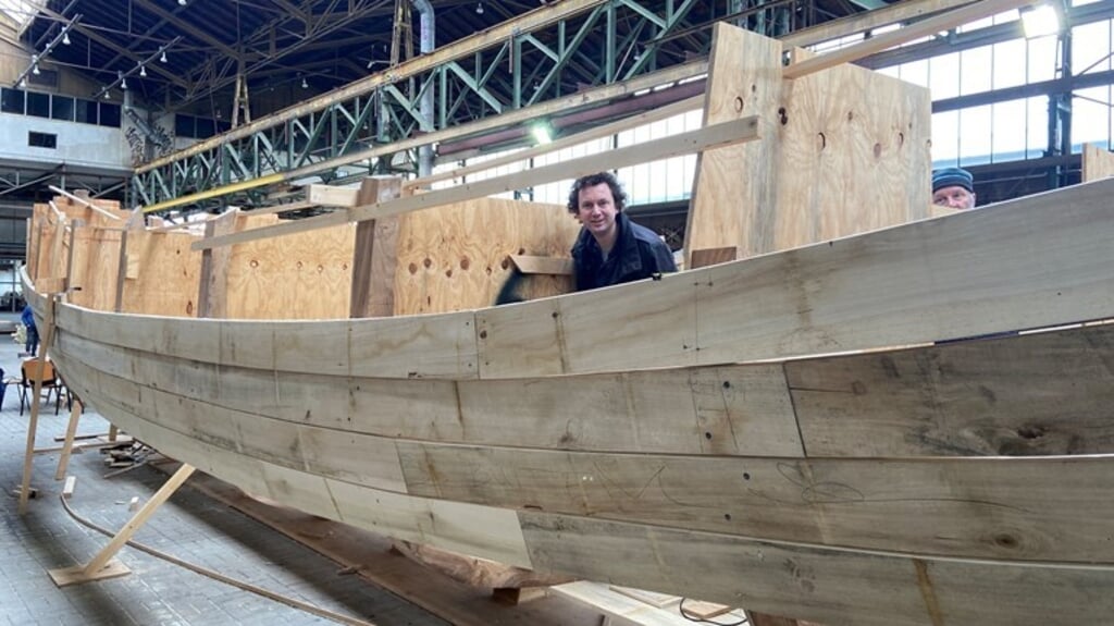 Een houten schip van kunstenaar Edward Clydesdale Thomson moet door de straten van het historische centrum van Dordrecht varen. (beeld Rijnmond)