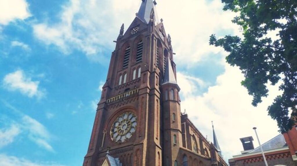 250 omwonenden van de Sint Martinuskerk missen het vertrouwde geluid van de klokken en willen dat deze op volle sterkte luiden. (beeld omroep west)