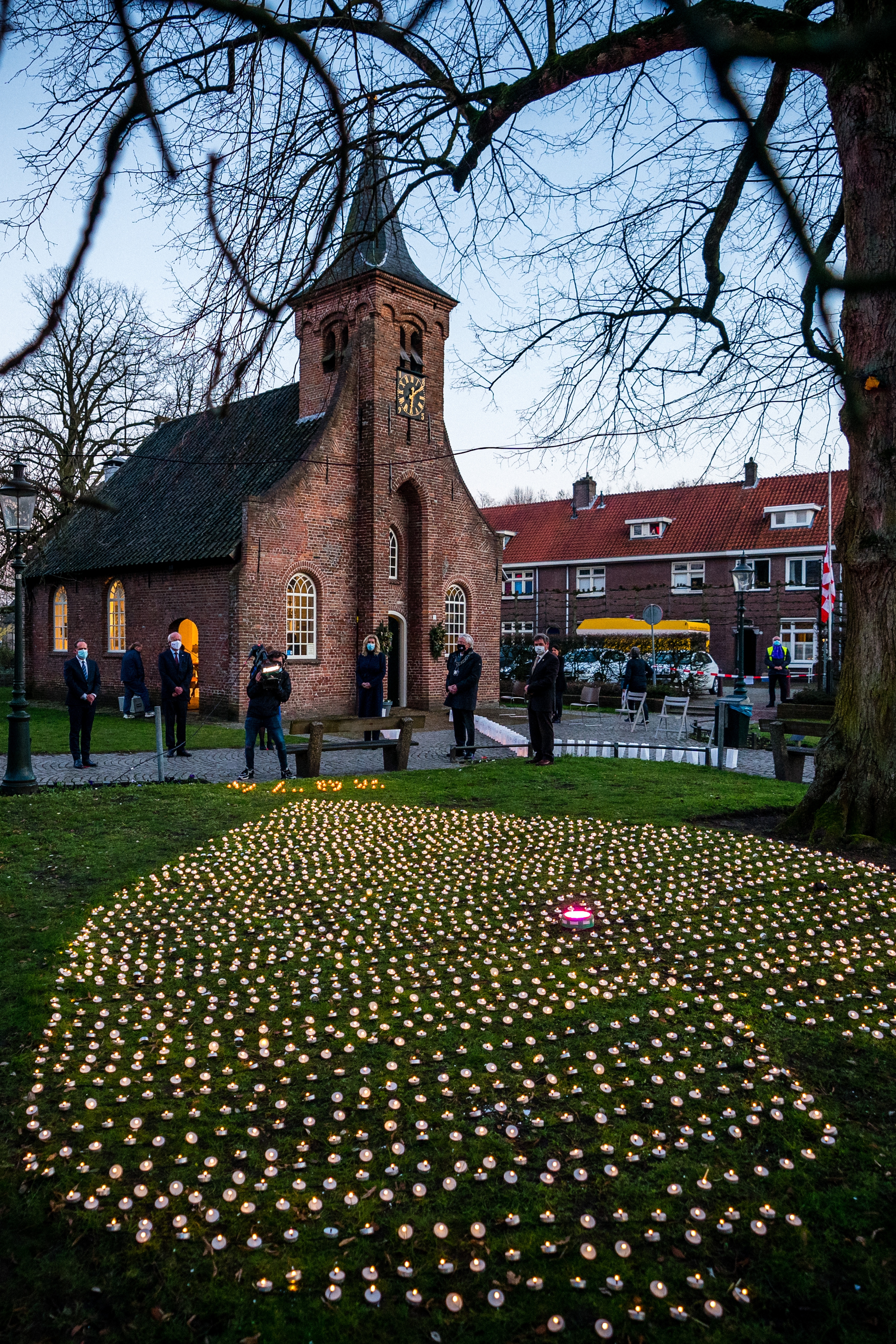 <p>In de Hasseltse Kapel in Tilburg was in februari een herdenking van coronaslachtoffers, precies een jaar na de eerste besmettingen in Nederland.</p>