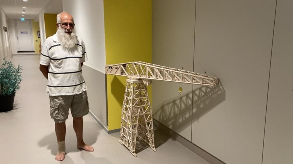 Piet Jacobse uit Vlissingen bouwt monumenten van de Zeeuwse stad met hout na. De Scheldekraan was zijn eerste project. (beeld omroep zeeland)