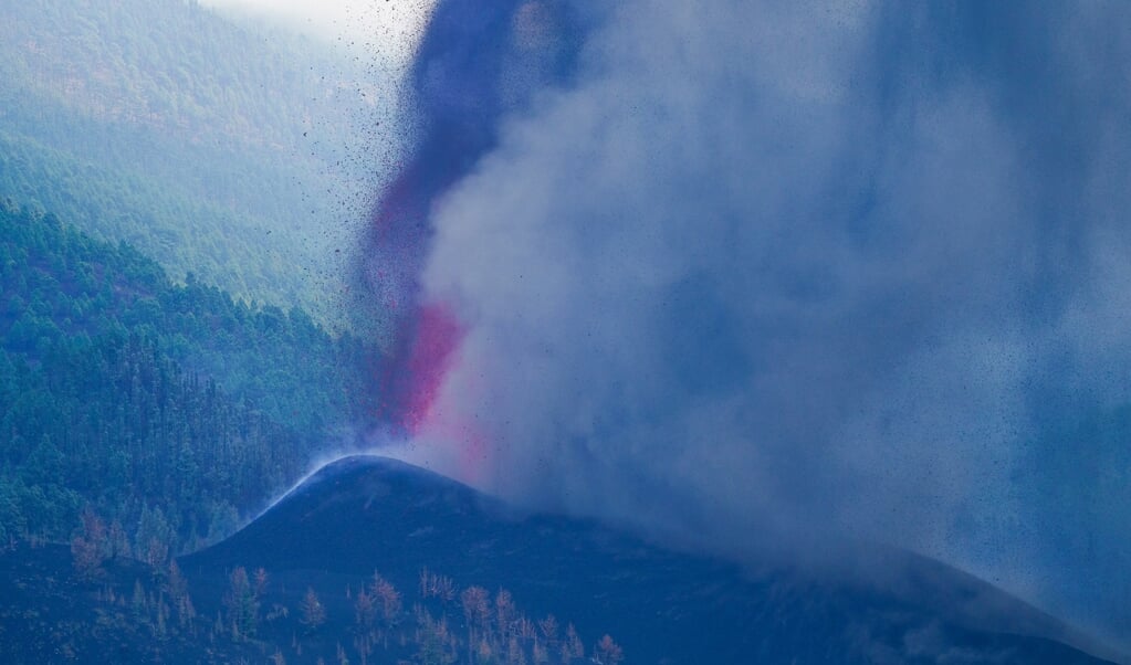 2021-09-20 12:11:19 epa09478329 Smoke and lava rise up from the new volcano in La Palma, Canary islands, Spain, 20 September 2021. The 'Cumbre Vieja' volcano began to erupt in Montana Rajada in the municipality of El Paso on 19 September. The area had registered hundreds of small earthquakes along the week as magma pressed the subsoil on its way out, urging the regional authorities to evacuate locals before the eruption took place. EPA/RAMON DE LA ROCHA (beeld Epa/ramon de la Rocha)