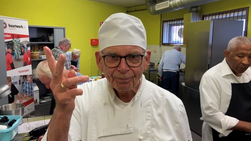 Chef-kok Fred Kok geeft kookles aan zes oudere mannen. 'Dit is toch de generatie waar pa werkt en ma kookt', zegt Kok. (beeld rtv rijnmond)