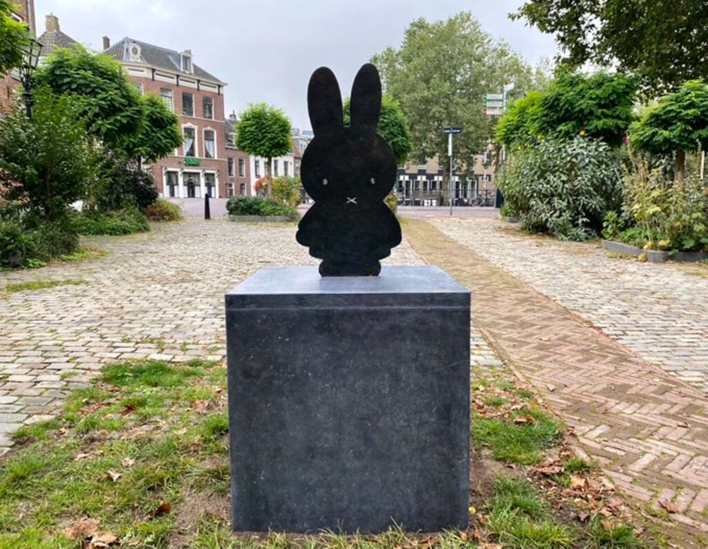De gemeente Utrecht schreef bij deze foto van het Nijntje-beeld op Twitter: 'note to self: oppassen met veegwagentjes'. (beeld gemeente utrecht)