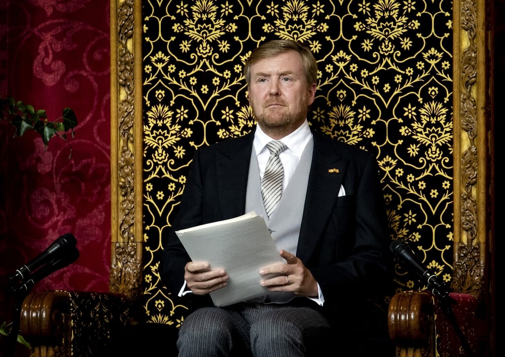 2020-09-15 13:40:35 DEN HAAG - Koning Willem-Alexander leest de troonrede voor op Prinsjesdag aan leden van de Eerste en Tweede Kamer in de Grote Kerk. Vanwege de coronacrisis ziet Prinsjesdag er anders uit dan normaal. Veel van de ceremoniele onderdelen gaan niet door en publiek is niet welkom in de binnenstad van Den Haag. ANP ROYAL IMAGES KOEN VAN WEEL (beeld anp / Royal Images Koen van Weel)