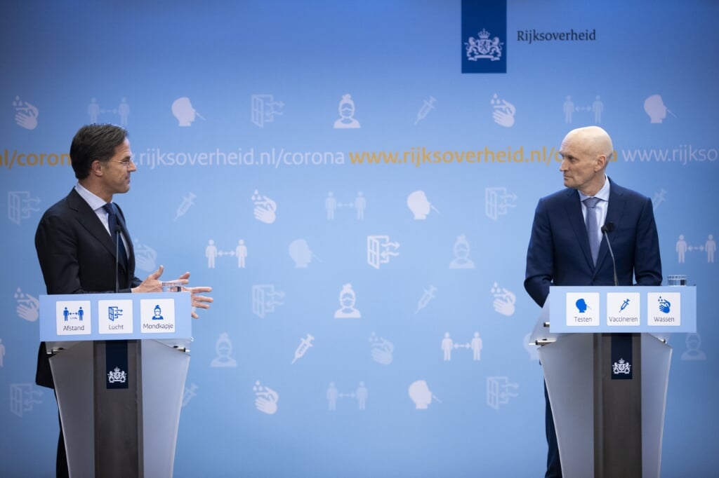 2022-01-14 19:07:13 DEN HAAG - Premier Mark Rutte en zorgminister Ernst Kuipers (Volksgezondheid, Welzijn en Sport) voorafgaand aan de coronapersconferentie. Het kabinet gaat de coronaregels voor het hoger onderwijs, detailhandel, contactberoepen en sport versoepelen. ANP SEM VAN DER WAL (beeld anp / sem van der wal)