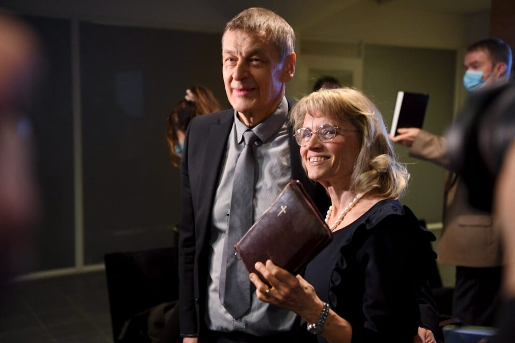 2022-01-24 08:19:00 MP of the Finland's Christian Democrats Paivi Rasanen (R) holds a bible as she arrives with her husband Niilo Rasanen to attend a court session at the Helsinki District Court in Helsinki, Finland on January 24, 2022. The trial against former interior minister and Christian Democrats leader Paivi Rasanen over four charges of incitement against a minority group has started on January 24, 2022.
Antti Aimo-Koivisto / Lehtikuva / AFP  (beeld the Trial Against Former Interior Minister and Christian Democrats Leader Paivi Rasanen Over Four Charges of Incitement Against a Minority Group has Started on January 24, 2022.
antti Aimo-koivisto / Lehtikuva / afp)